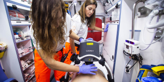 Els serveis mèdics d’emergència recuperen un treballador d’una parada cardíaca amb la col·laboració d’un company a Onda